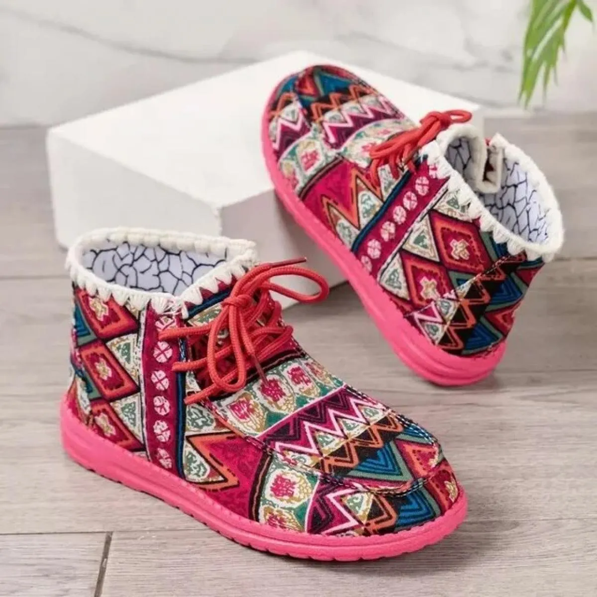 2024 scarpe da donna di moda di vendita calde stivali da neve invernali pelle scamosciata di mucca antiscivolo punta rotonda etn