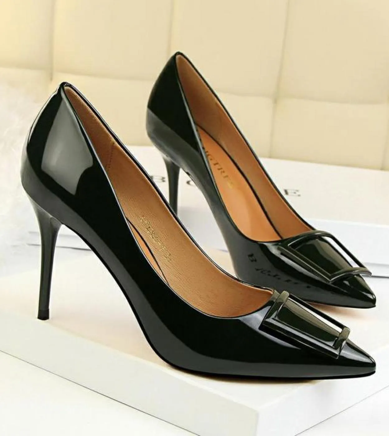 Pompe da donna 2022 New Kitten Heels Spring Tacchi alti Scarpe da donna Scarpe da donna in pelle verniciata Scarpe da sposa Donn